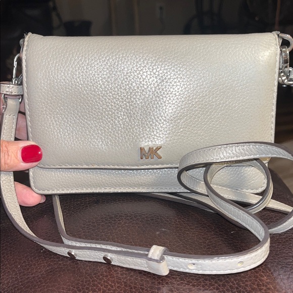 EUC Authentic Michael Kors Phone Crossbody - Picture 1 of 6